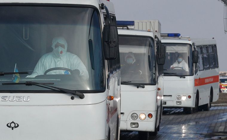 Автобуси з евакуйованими з китайського міста Ухань громадянами України виїжджають з харківського аеропорту в селище Нові Санжари на Полтавщині